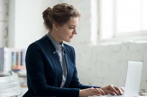trabajadora de la empresa